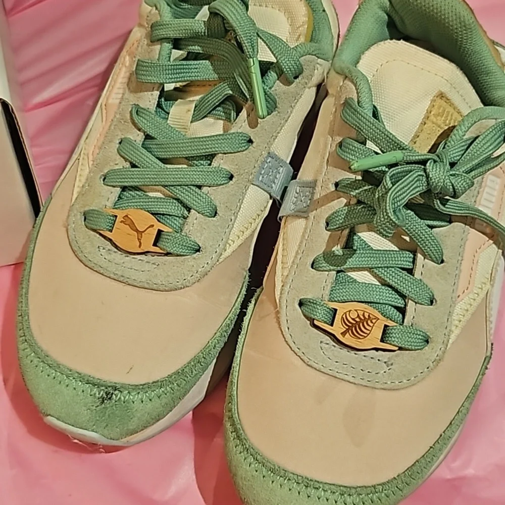 💯Auth PUMA x Animal Crossing™: New Horizons Future Rider Junior Size 5 S - Picture 4 of 11